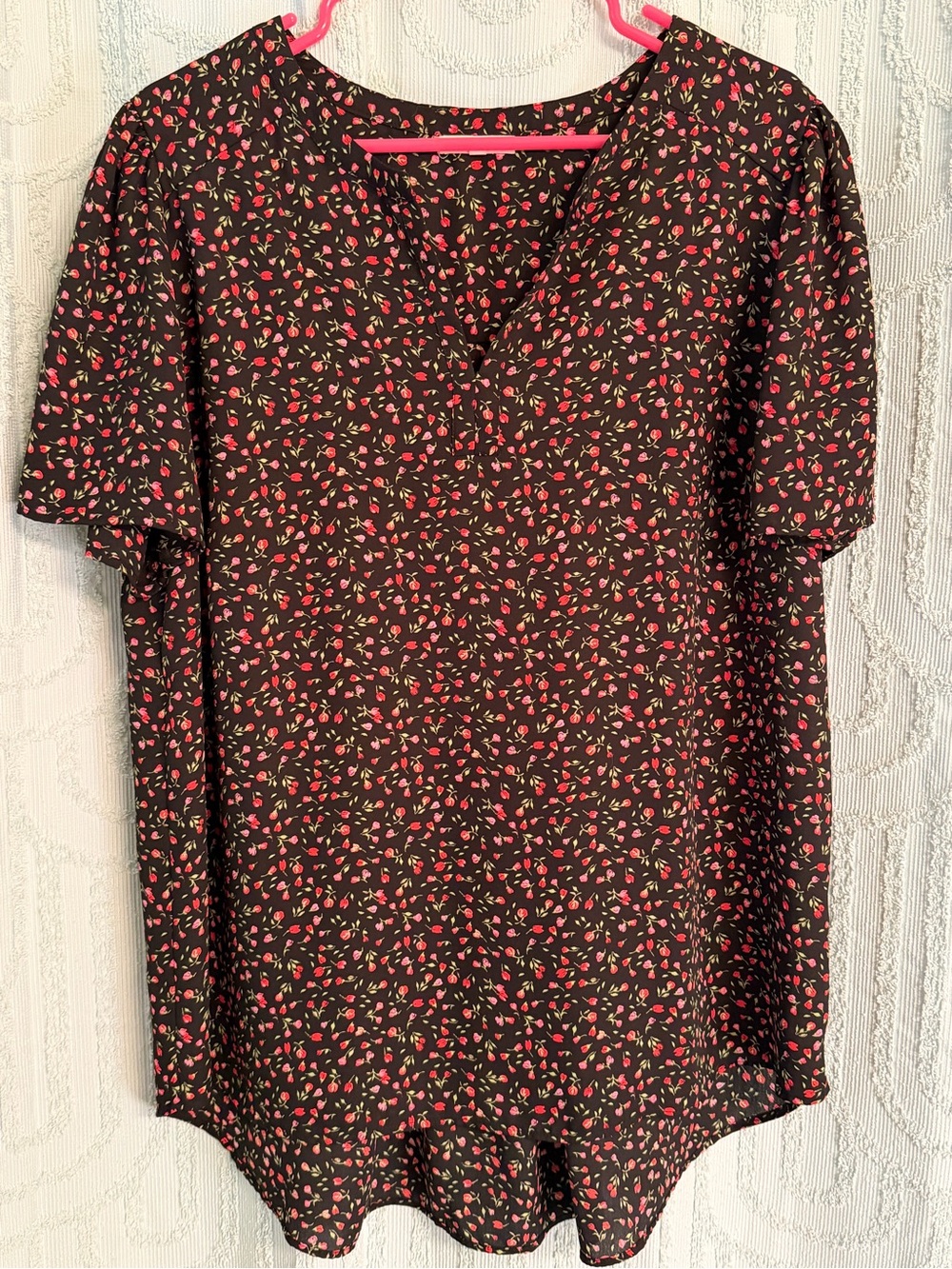 Women’s XXL Short-Sleeve V-Neck Shirt with Pink Floral Print